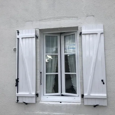 Des Roses Oradour-Fanais