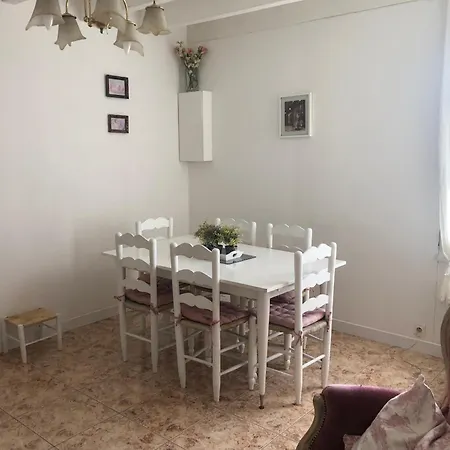 Holiday home Des Roses Oradour-Fanais