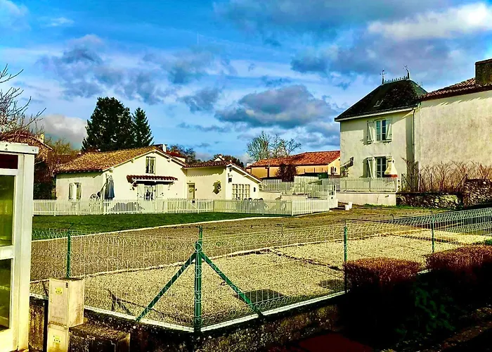 Holiday home Des Roses Oradour-Fanais